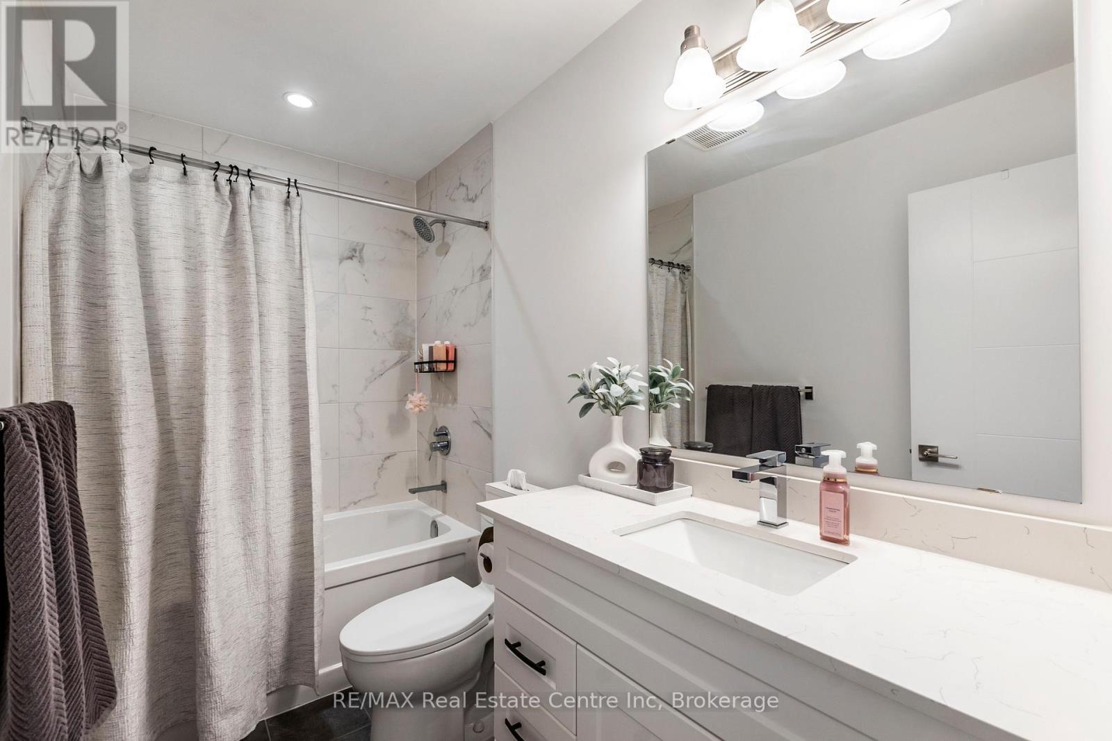 59 Lily Lane, Guelph (Clairfields/Hanlon Business Park), ON - Indoor Photo Showing Bathroom