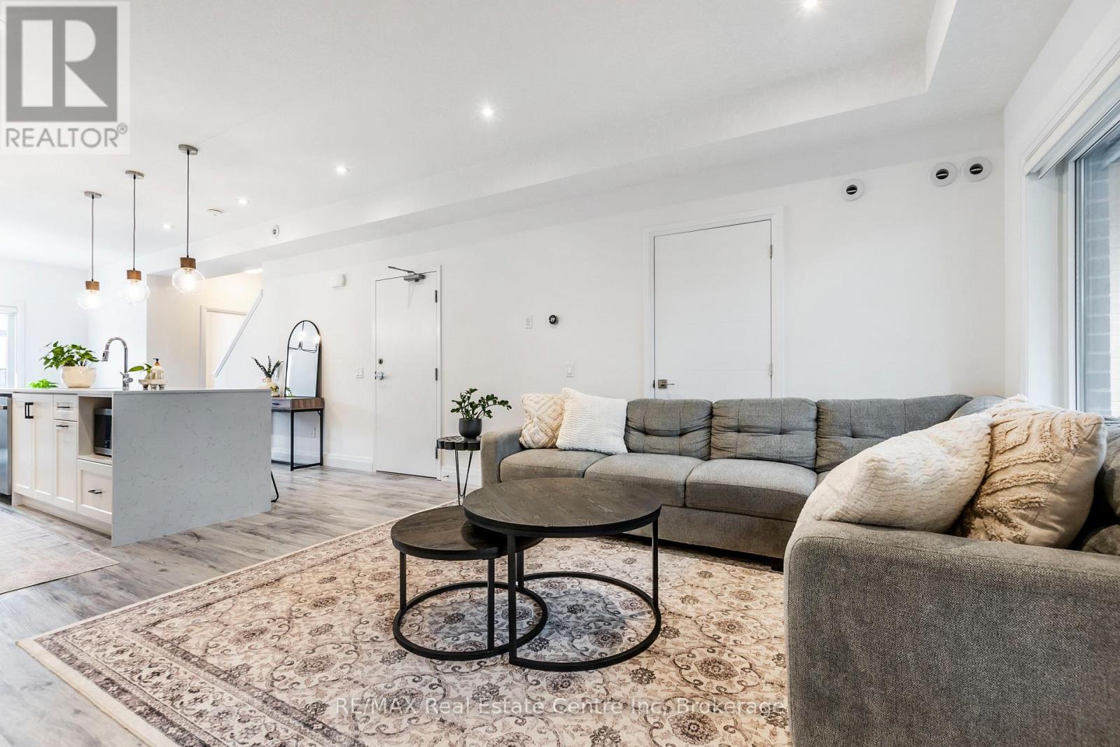 59 Lily Lane, Guelph (Clairfields/Hanlon Business Park), ON - Indoor Photo Showing Living Room