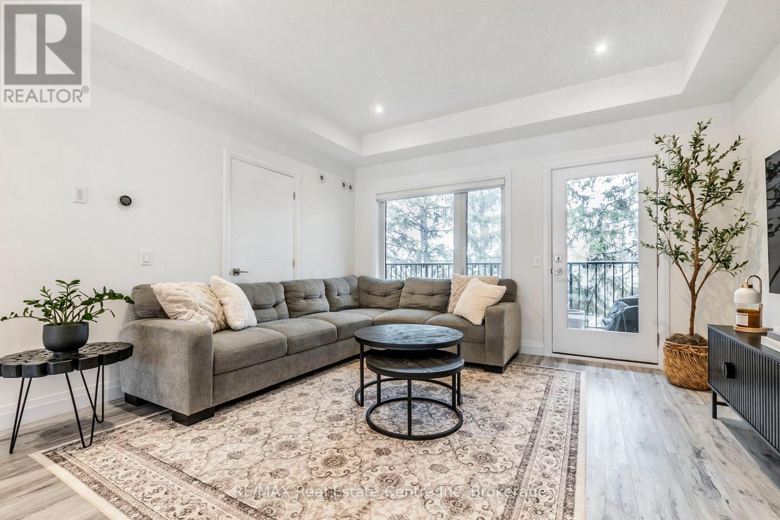 59 Lily Lane, Guelph (Clairfields/Hanlon Business Park), ON - Indoor Photo Showing Living Room