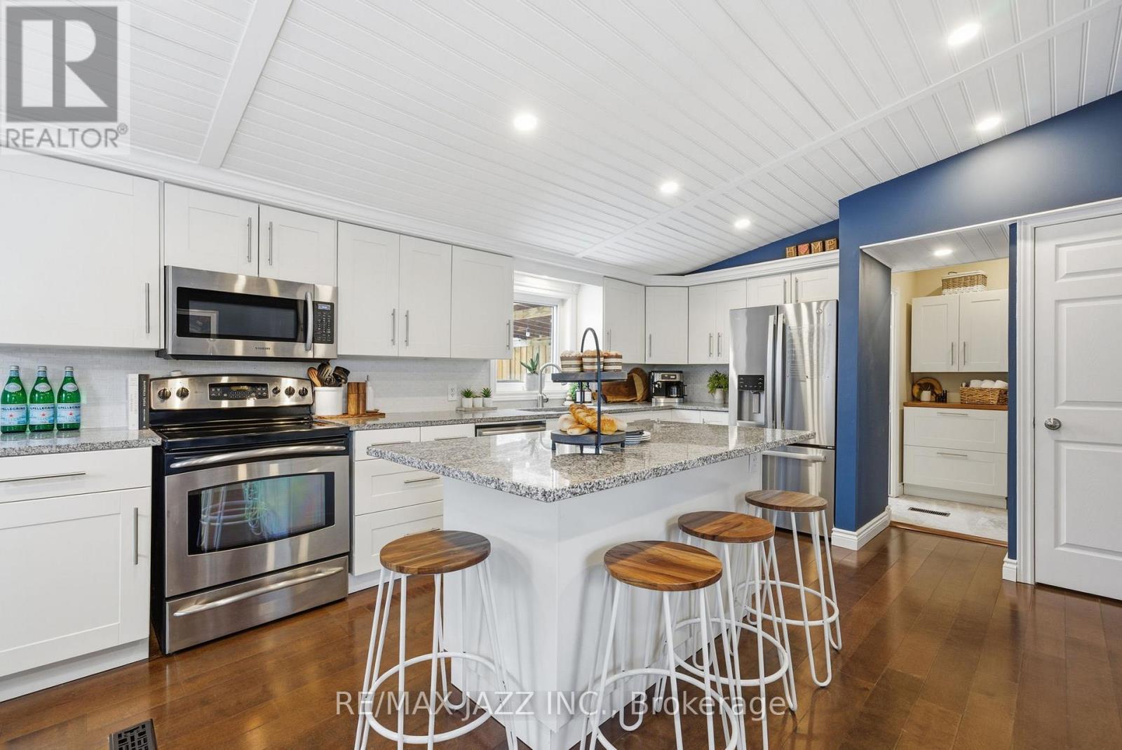 922 Byron Street S, Whitby (Downtown Whitby), ON - Indoor Photo Showing Kitchen With Stainless Steel Kitchen With Upgraded Kitchen