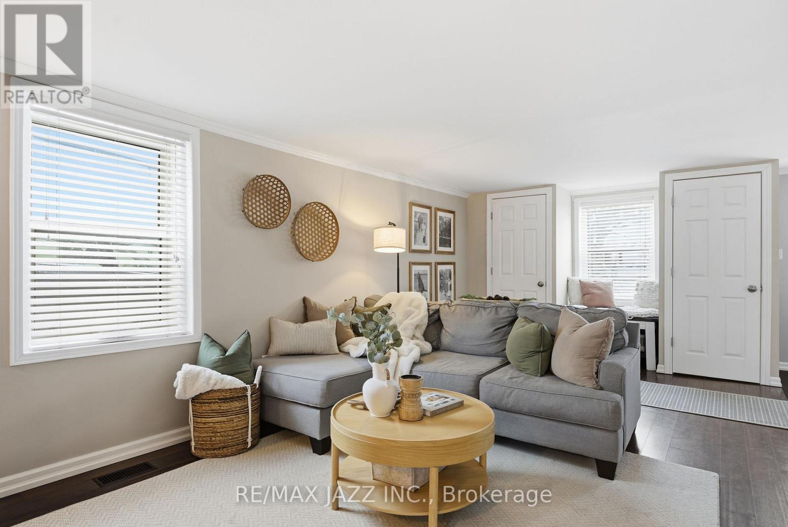 922 Byron Street S, Whitby (Downtown Whitby), ON - Indoor Photo Showing Living Room