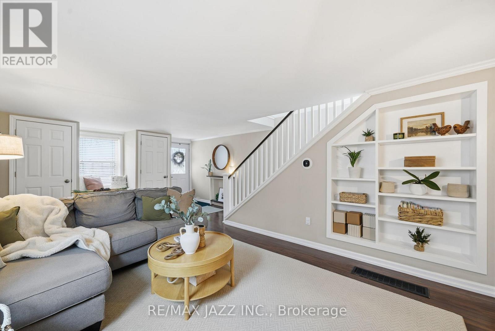 922 Byron Street S, Whitby (Downtown Whitby), ON - Indoor Photo Showing Living Room
