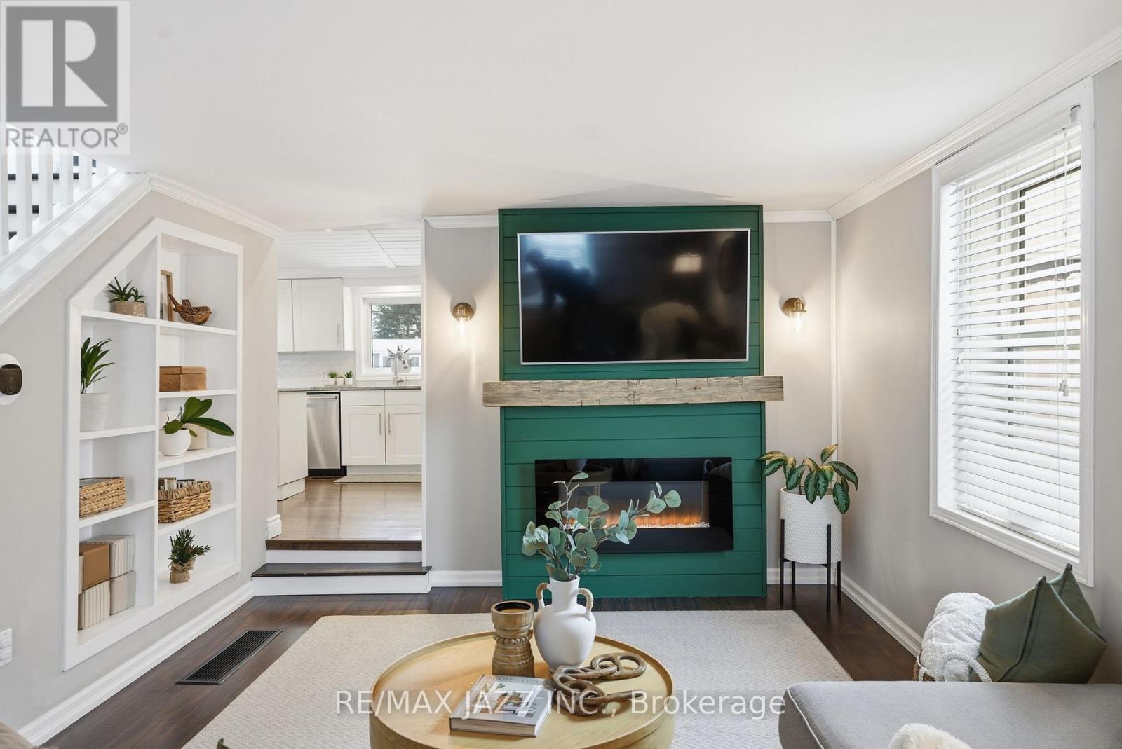 922 Byron Street S, Whitby (Downtown Whitby), ON - Indoor Photo Showing Living Room With Fireplace