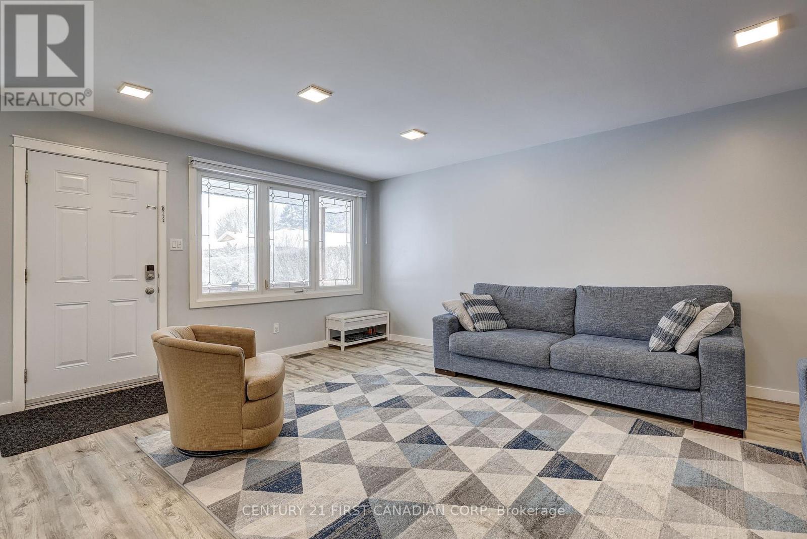 86 Patience Crescent, London South (South X), ON - Indoor Photo Showing Living Room