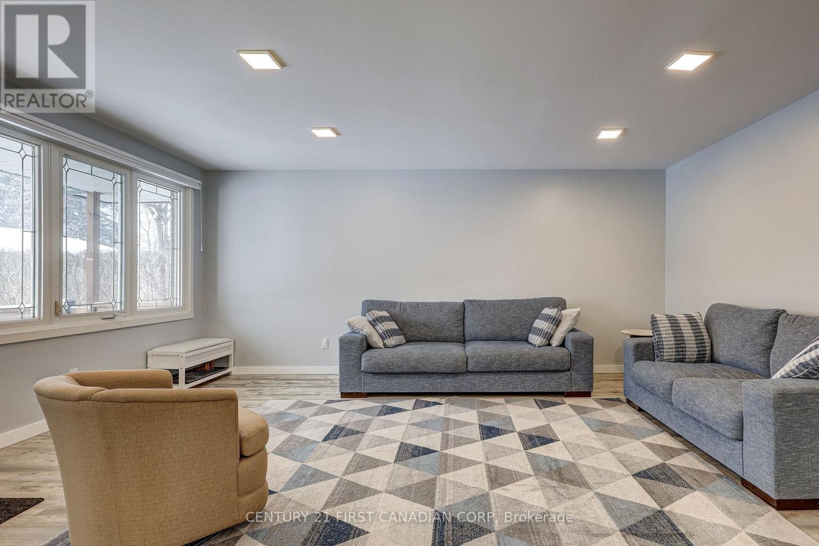 86 Patience Crescent, London South (South X), ON - Indoor Photo Showing Living Room