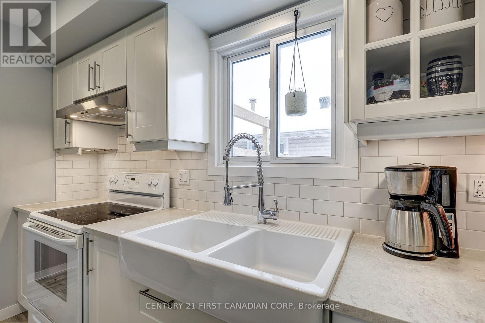 86 Patience Crescent, London South (South X), ON - Indoor Photo Showing Kitchen With Double Sink