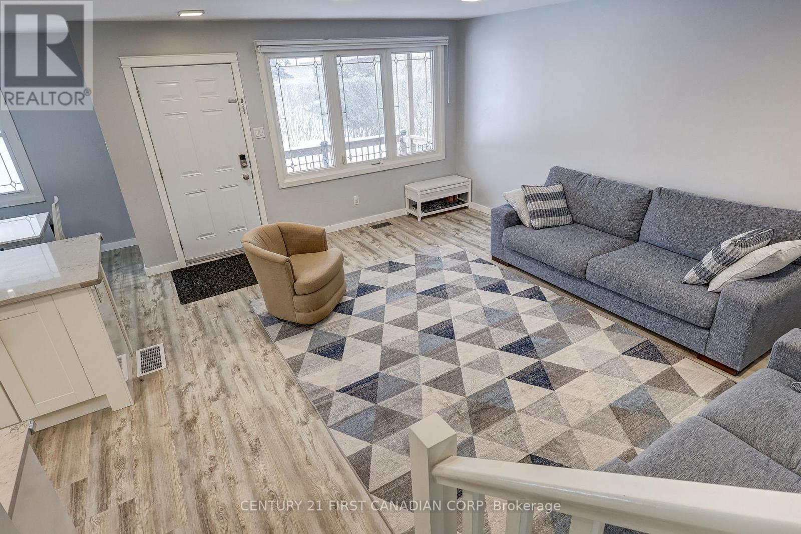 86 Patience Crescent, London South (South X), ON - Indoor Photo Showing Living Room