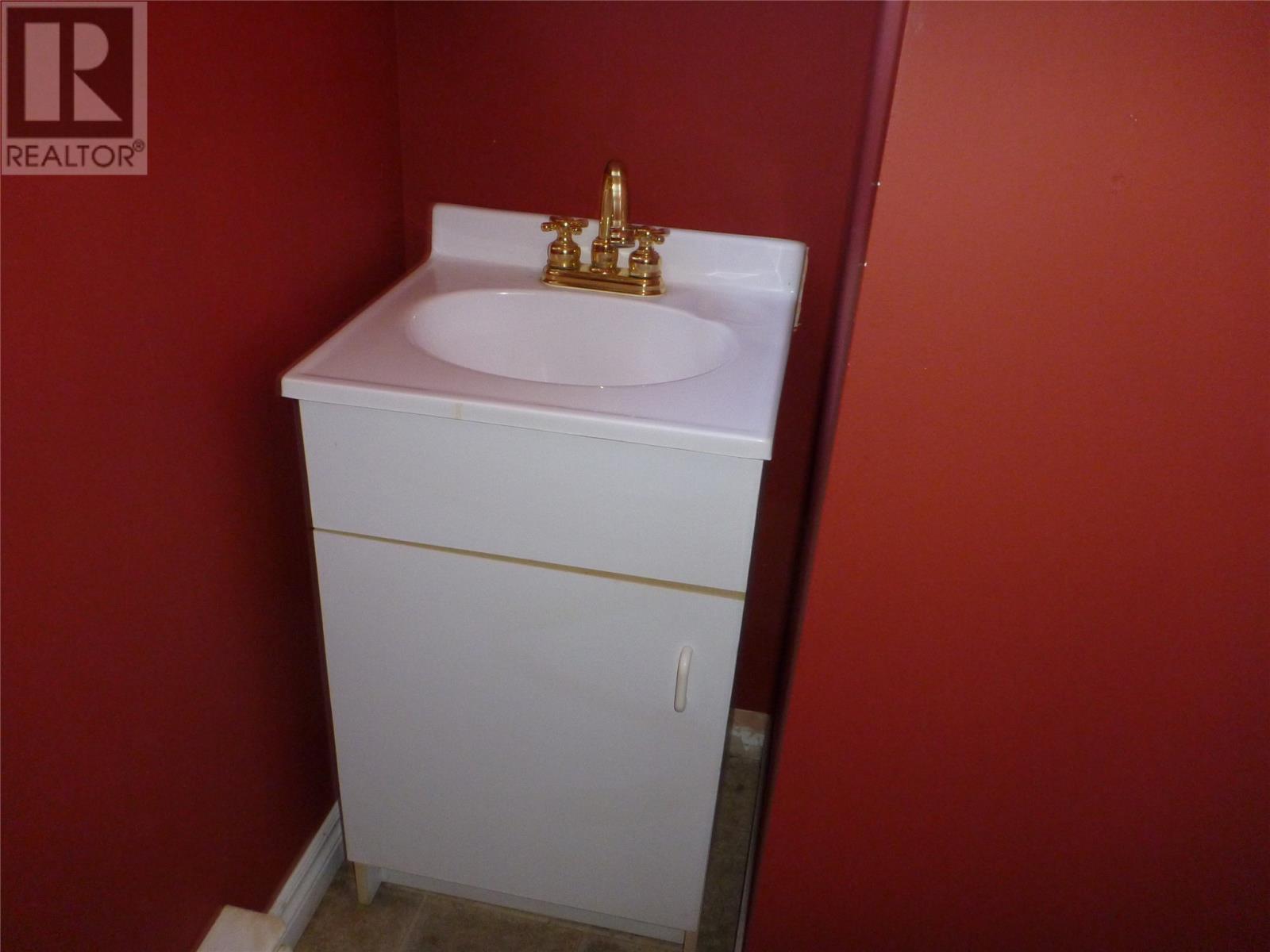 2 Simmons Place, Clarenville, NL - Indoor Photo Showing Bathroom