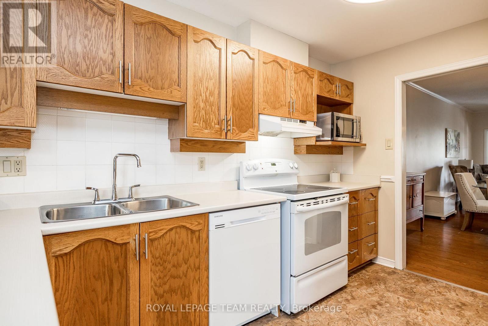 kitchen - 14 - 27 Pine Needles Court, Ottawa, ON - Indoor Photo Showing Kitchen With Double Sink