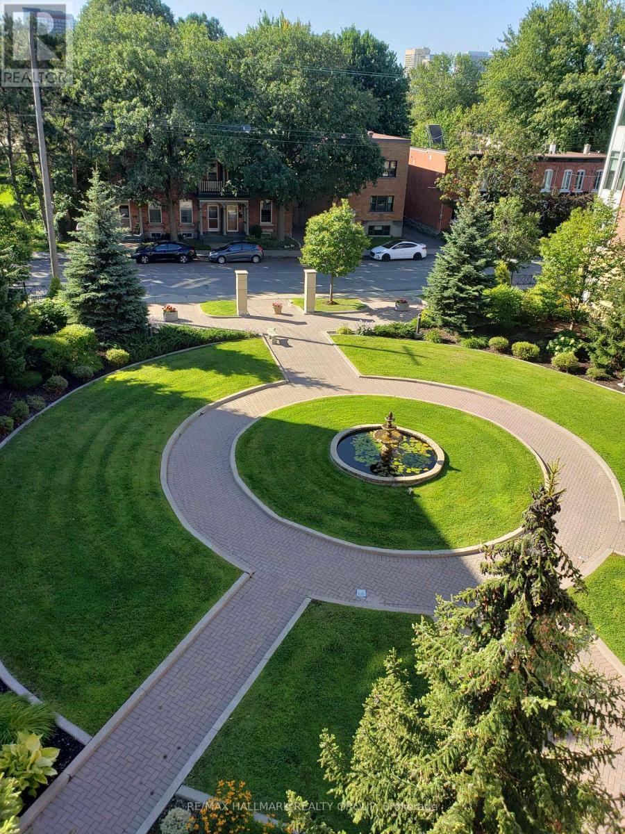 Front courtyard summer - 401 - 205 Bolton Street, Ottawa, ON - Outdoor