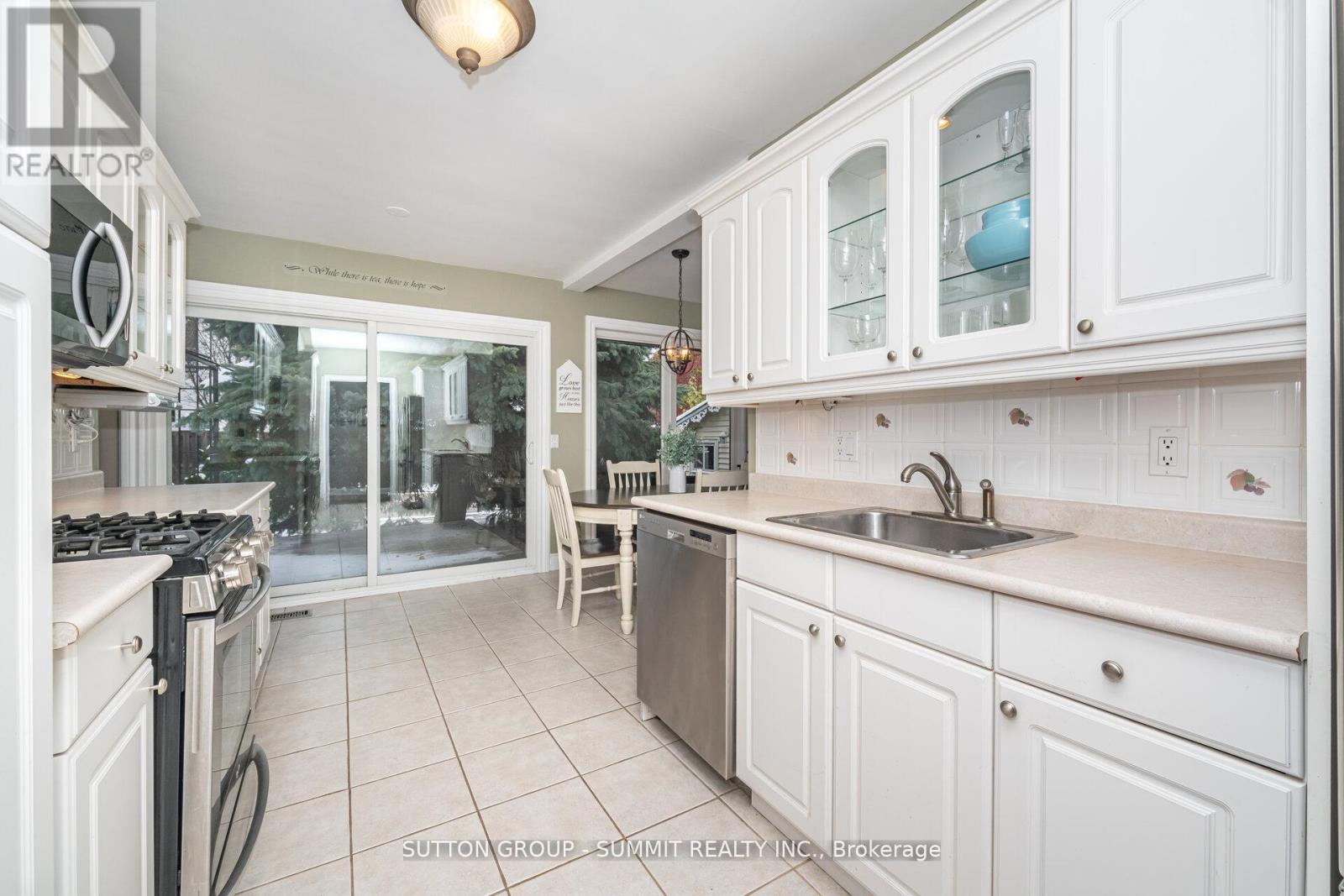 25 Sora Drive, Mississauga, ON - Indoor Photo Showing Kitchen