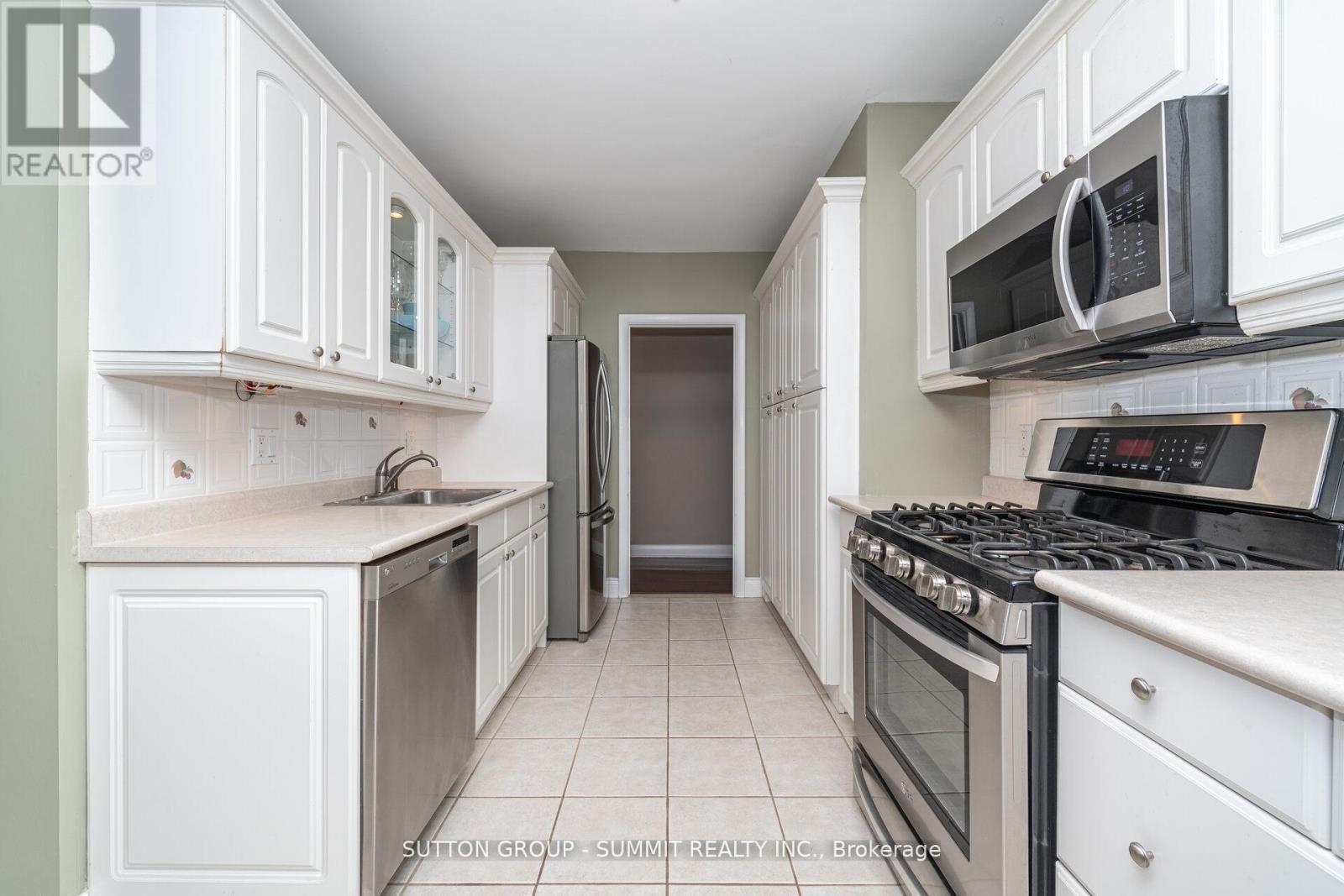 25 Sora Drive, Mississauga, ON - Indoor Photo Showing Kitchen