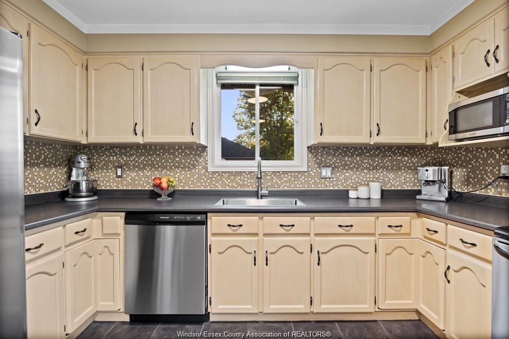 640 Delaware, Lasalle, ON