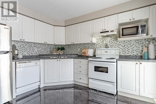 1637 Stover Crescent, Milton (Cl Clarke), ON - Indoor Photo Showing Kitchen
