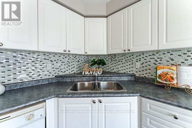 1637 Stover Crescent, Milton (Cl Clarke), ON - Indoor Photo Showing Kitchen With Double Sink