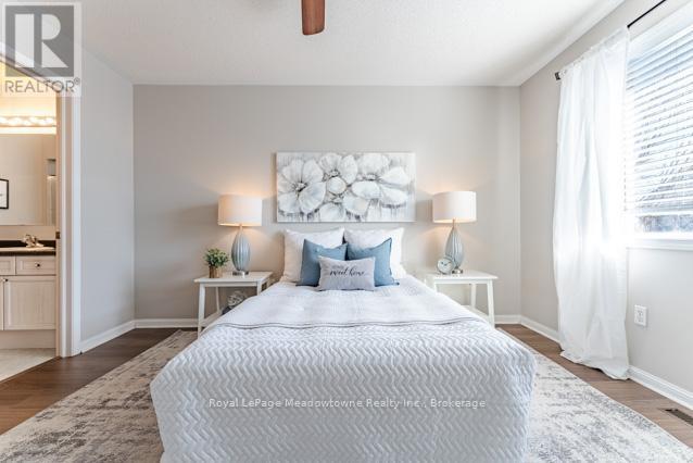 1637 Stover Crescent, Milton (Cl Clarke), ON - Indoor Photo Showing Bedroom