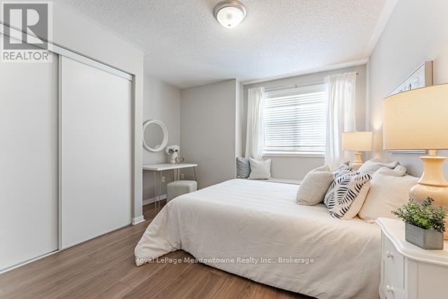 1637 Stover Crescent, Milton (Cl Clarke), ON - Indoor Photo Showing Bedroom