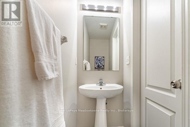 1637 Stover Crescent, Milton (Cl Clarke), ON - Indoor Photo Showing Bathroom