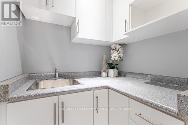 1637 Stover Crescent, Milton (Cl Clarke), ON - Indoor Photo Showing Kitchen