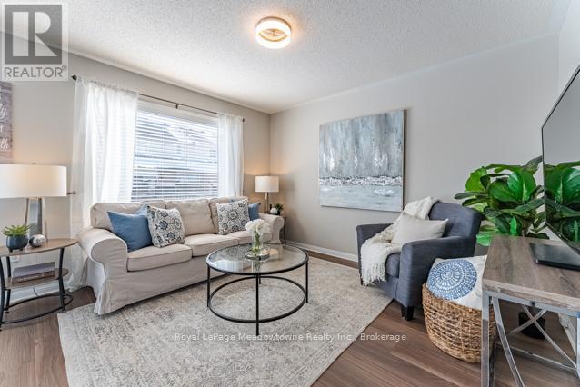 1637 Stover Crescent, Milton (Cl Clarke), ON - Indoor Photo Showing Living Room