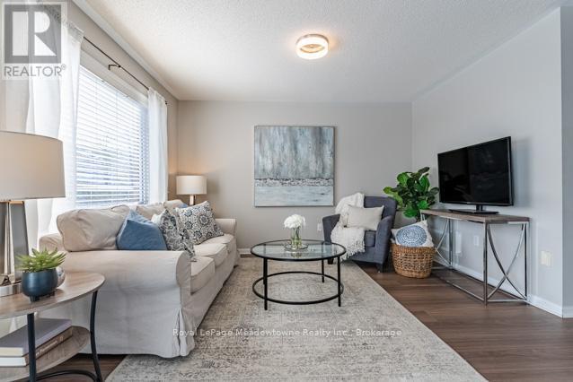 1637 Stover Crescent, Milton (Cl Clarke), ON - Indoor Photo Showing Living Room
