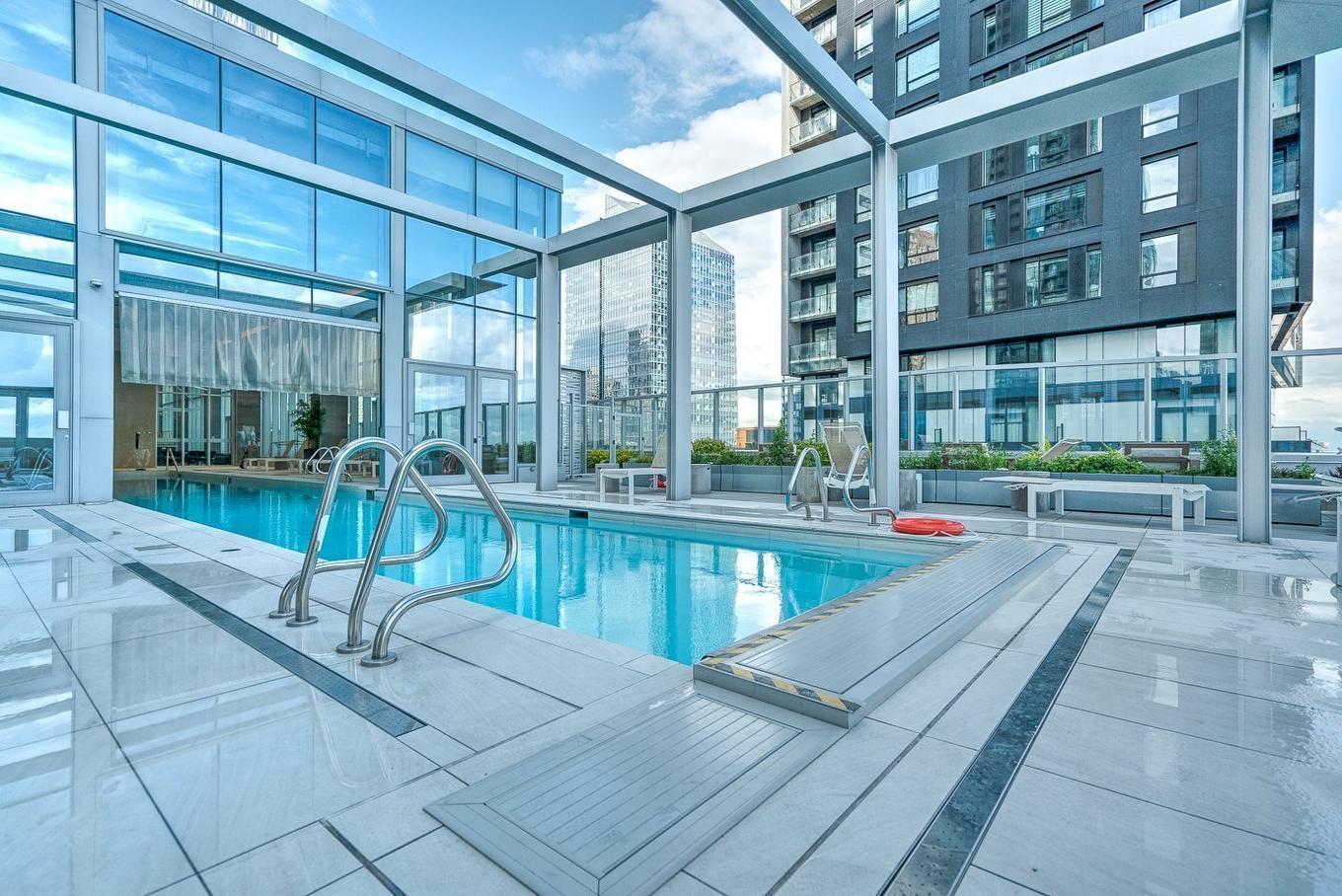 Piscine - 2210-1050 Rue Drummond, Montréal (Ville-Marie), QC - With In Ground Pool