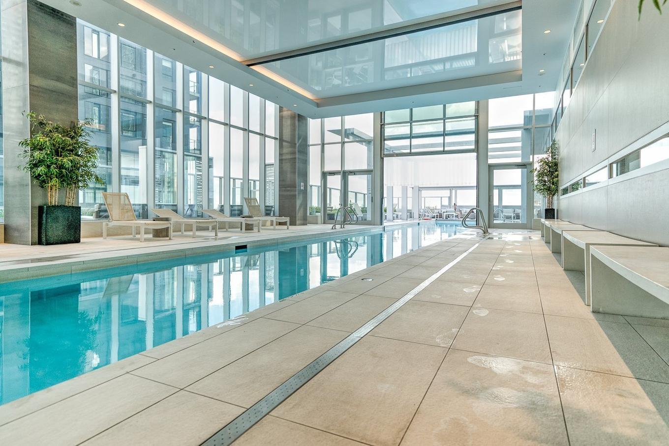 Piscine - 2210-1050 Rue Drummond, Montréal (Ville-Marie), QC - Indoor Photo Showing Other Room With In Ground Pool