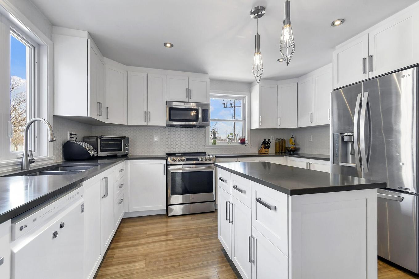 Kitchen - 705 Rue Fleury, Laval (Fabreville), QC - Indoor Photo Showing Kitchen With Double Sink With Upgraded Kitchen