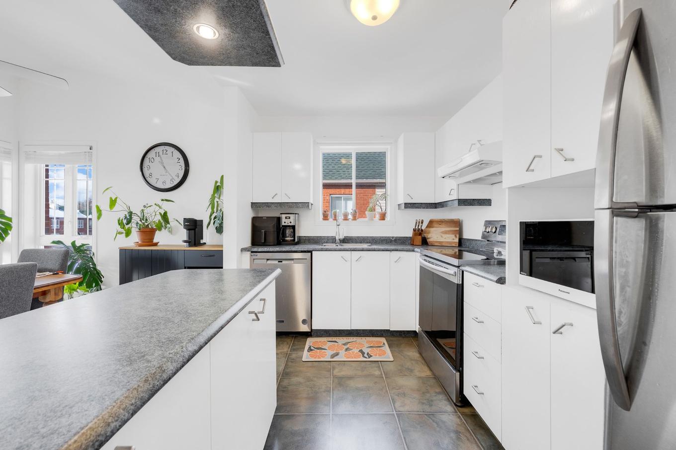 Cuisine - 301-190 Rue Parent, Longueuil (Greenfield Park), QC - Indoor Photo Showing Kitchen With Double Sink