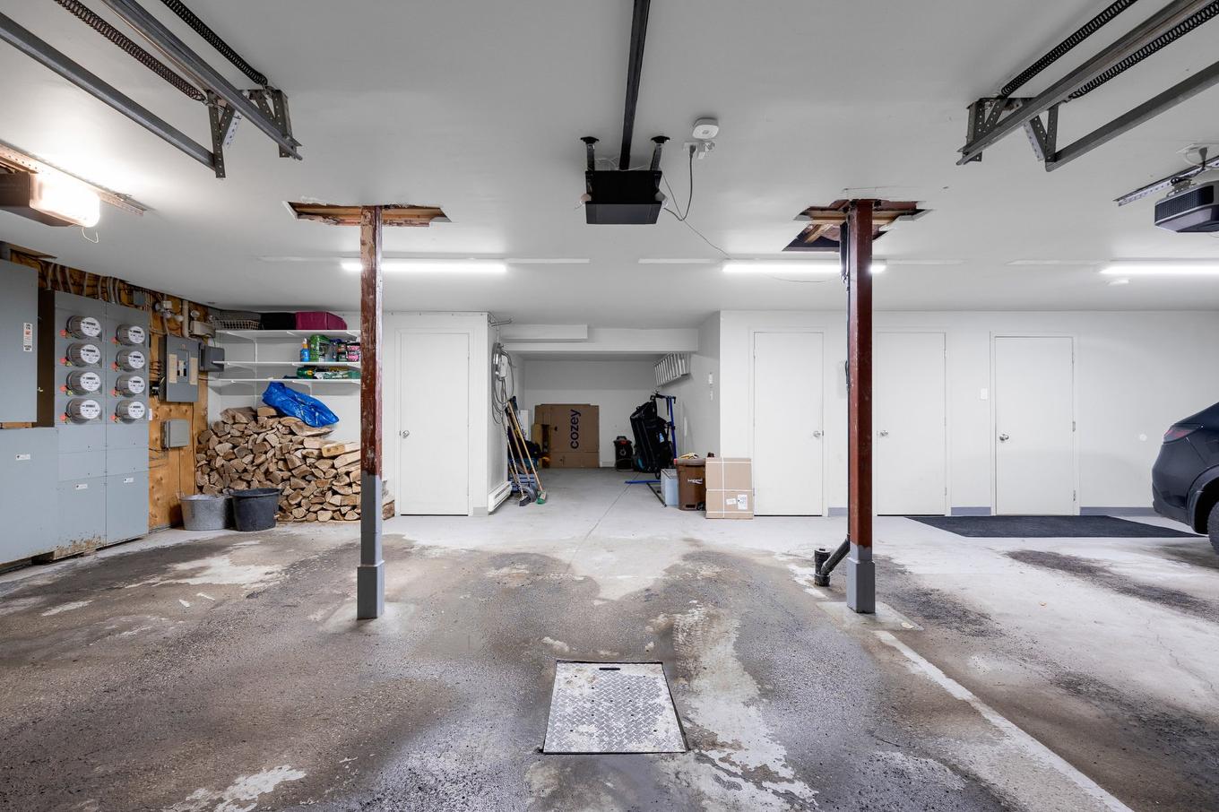 Garage - 301-190 Rue Parent, Longueuil (Greenfield Park), QC - Indoor Photo Showing Garage