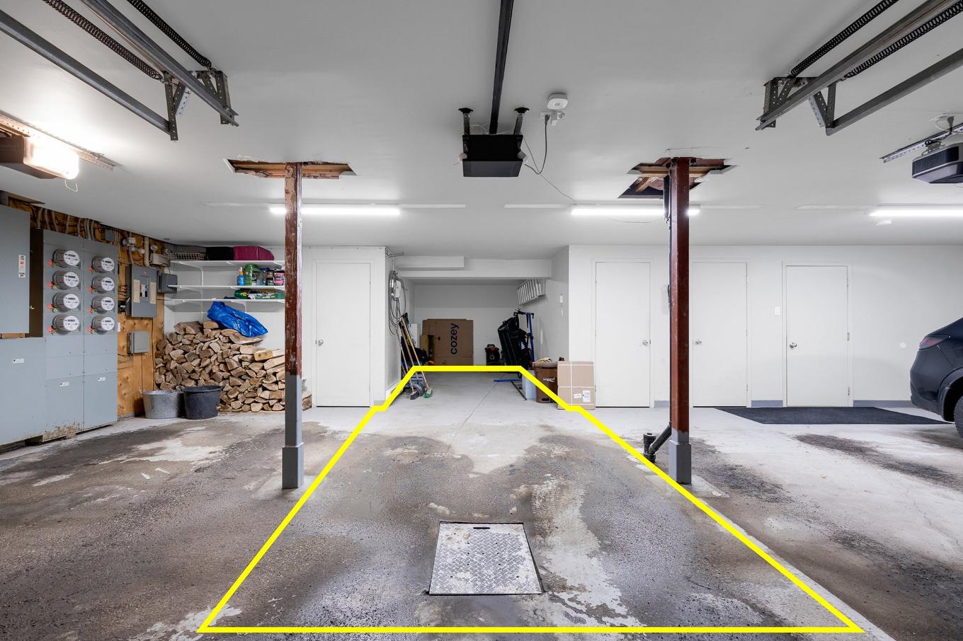 Garage - 301-190 Rue Parent, Longueuil (Greenfield Park), QC - Indoor Photo Showing Garage