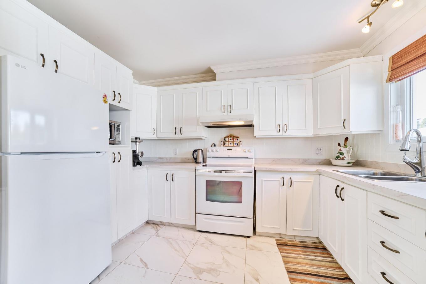 Kitchen - 658 Rue Rabelais, Saguenay (Chicoutimi), QC - Indoor Photo Showing Kitchen With Double Sink