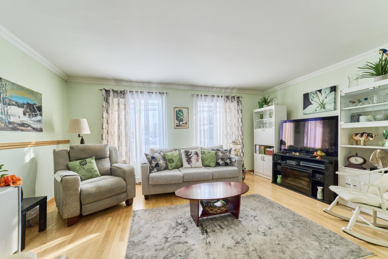 Living room - 658 Rue Rabelais, Saguenay (Chicoutimi), QC - Indoor Photo Showing Living Room