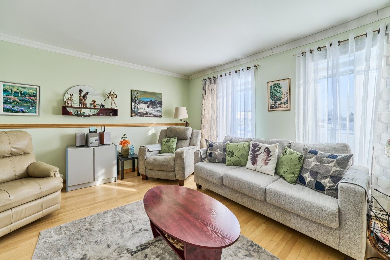 Living room - 658 Rue Rabelais, Saguenay (Chicoutimi), QC - Indoor Photo Showing Living Room