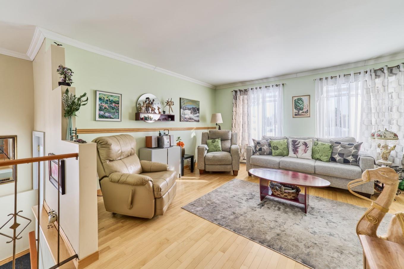 Living room - 658 Rue Rabelais, Saguenay (Chicoutimi), QC - Indoor Photo Showing Living Room