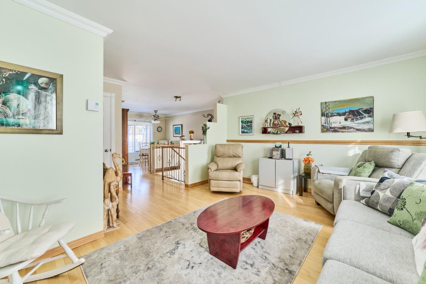 Living room - 658 Rue Rabelais, Saguenay (Chicoutimi), QC - Indoor Photo Showing Living Room