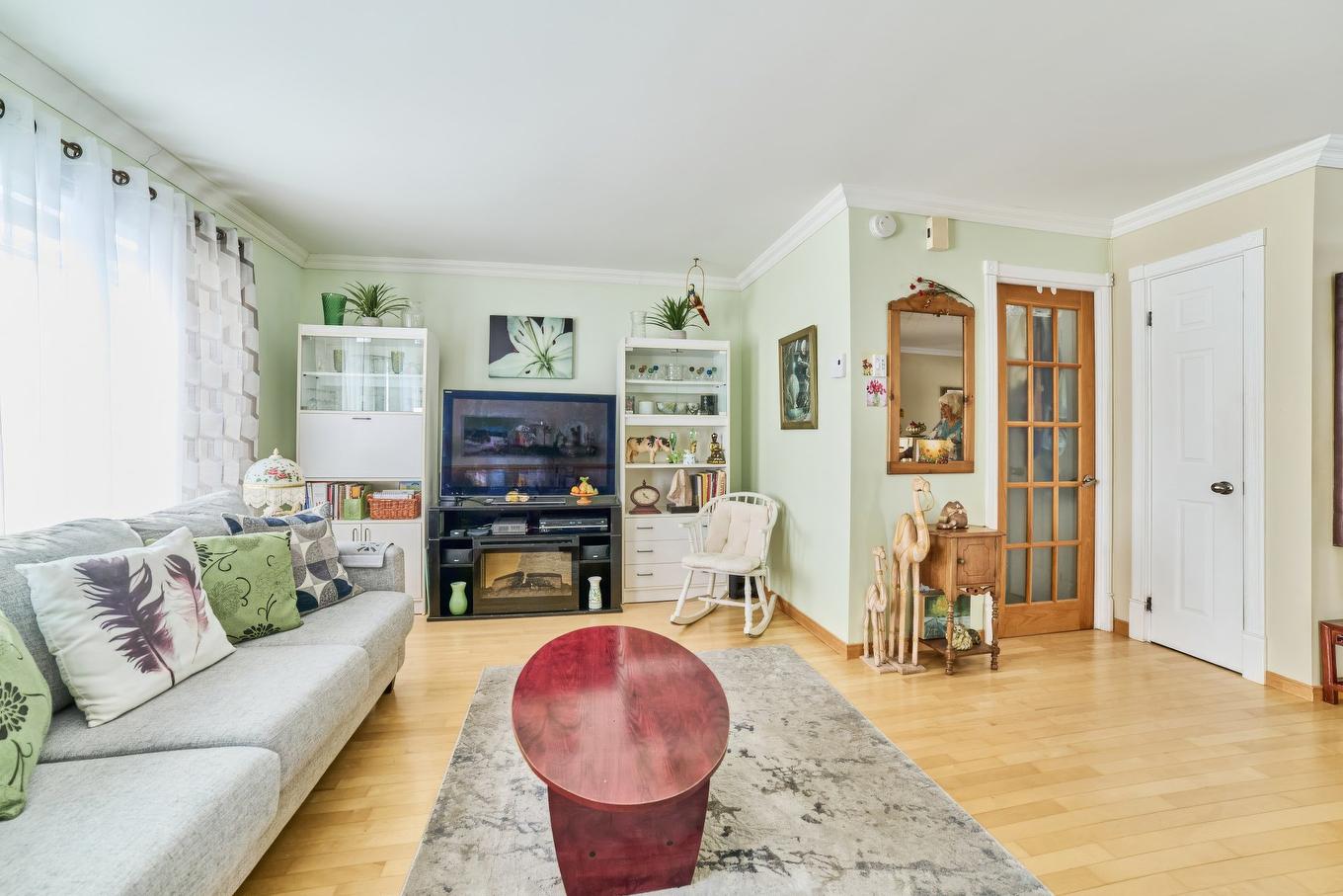 Living room - 658 Rue Rabelais, Saguenay (Chicoutimi), QC - Indoor Photo Showing Living Room