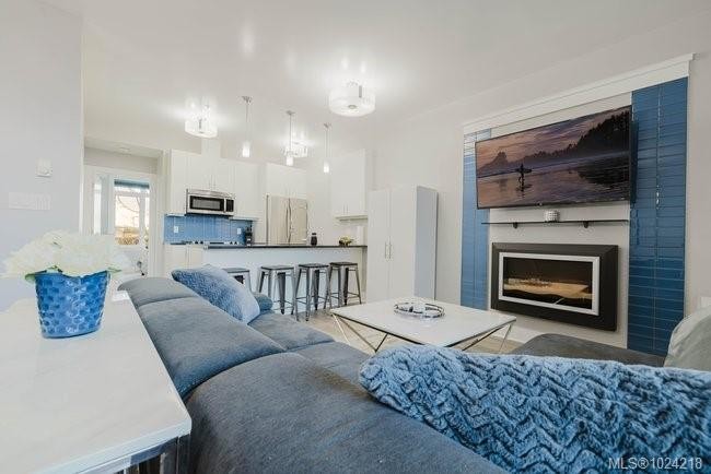 201-606 Speed Ave, Victoria, BC - Indoor Photo Showing Living Room With Fireplace
