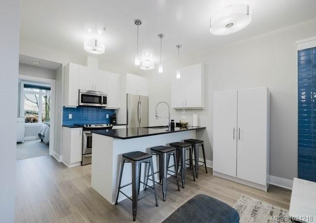 201-606 Speed Ave, Victoria, BC - Indoor Photo Showing Kitchen With Upgraded Kitchen