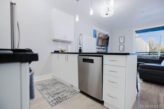 201-606 Speed Ave, Victoria, BC - Indoor Photo Showing Kitchen