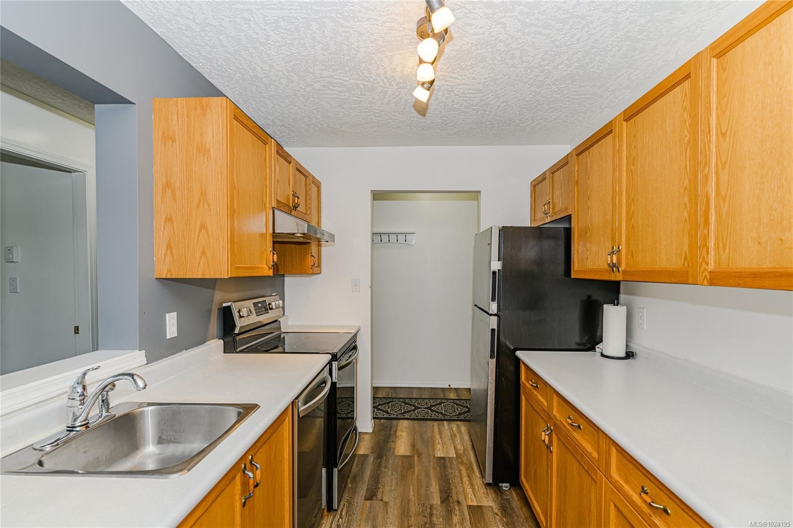 307-3226 Cowichan Lake Rd, Duncan, BC - Indoor Photo Showing Kitchen