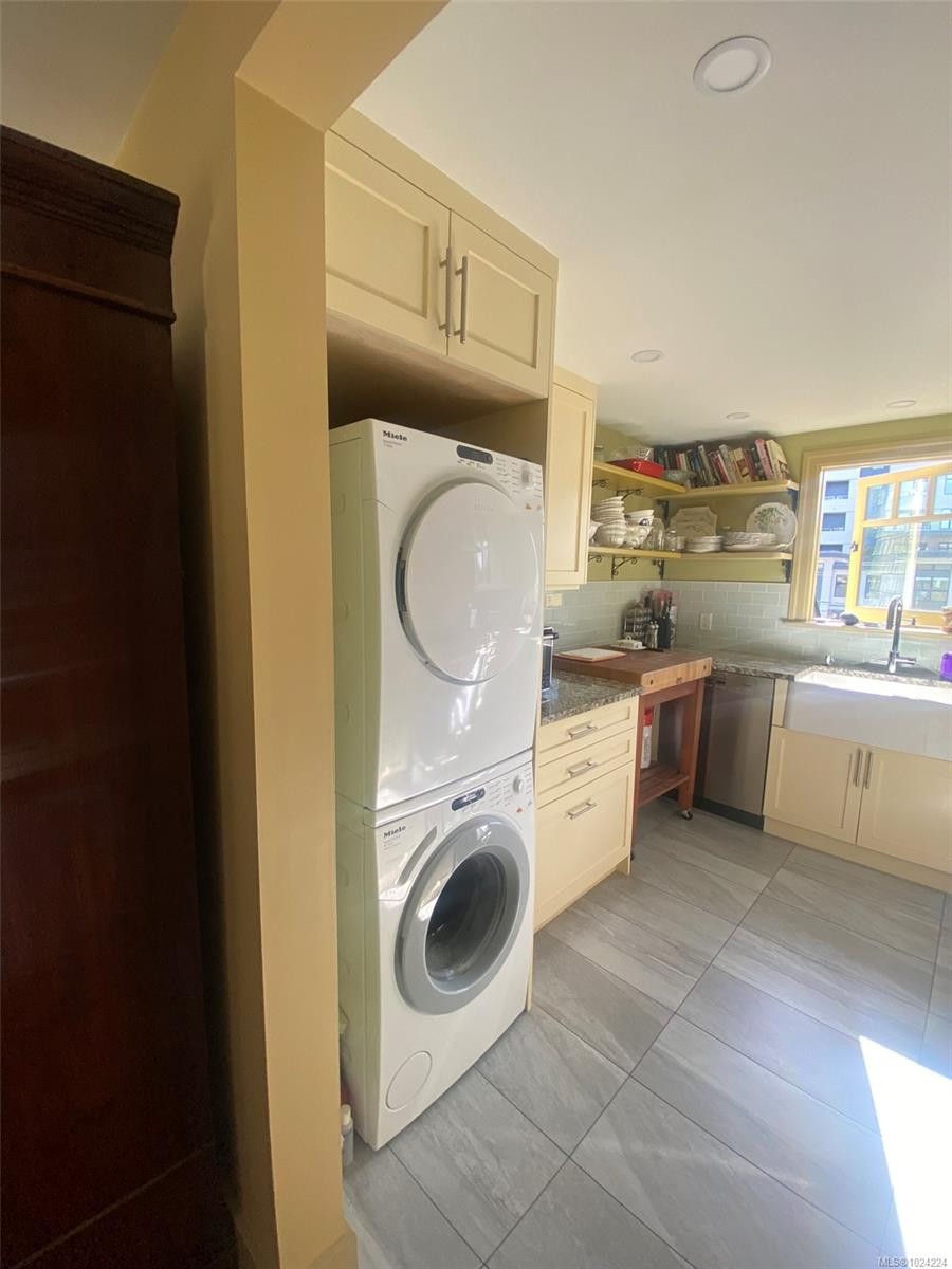903 Humboldt St, Victoria, BC - Indoor Photo Showing Laundry Room