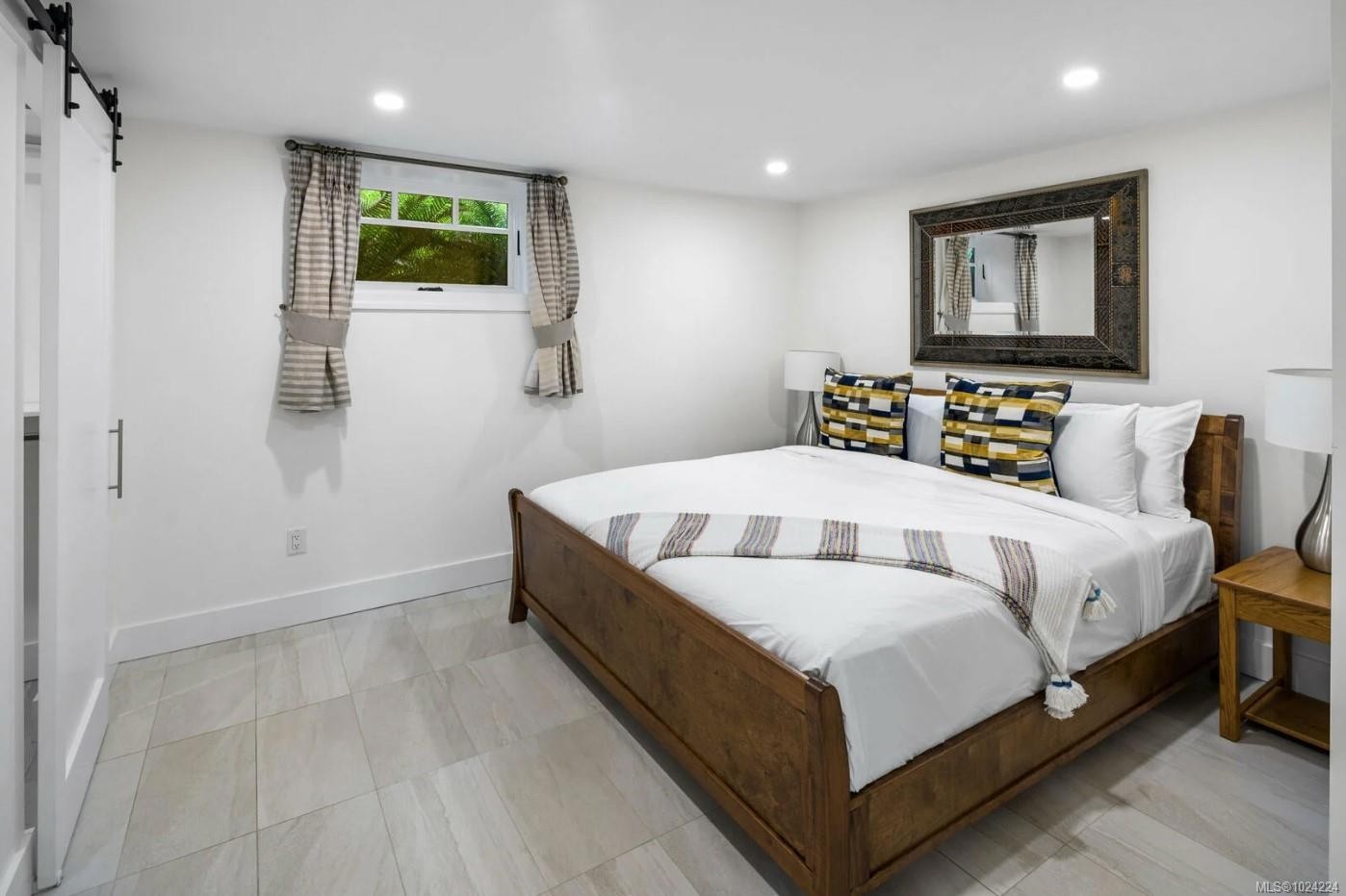 903 Humboldt St, Victoria, BC - Indoor Photo Showing Bedroom