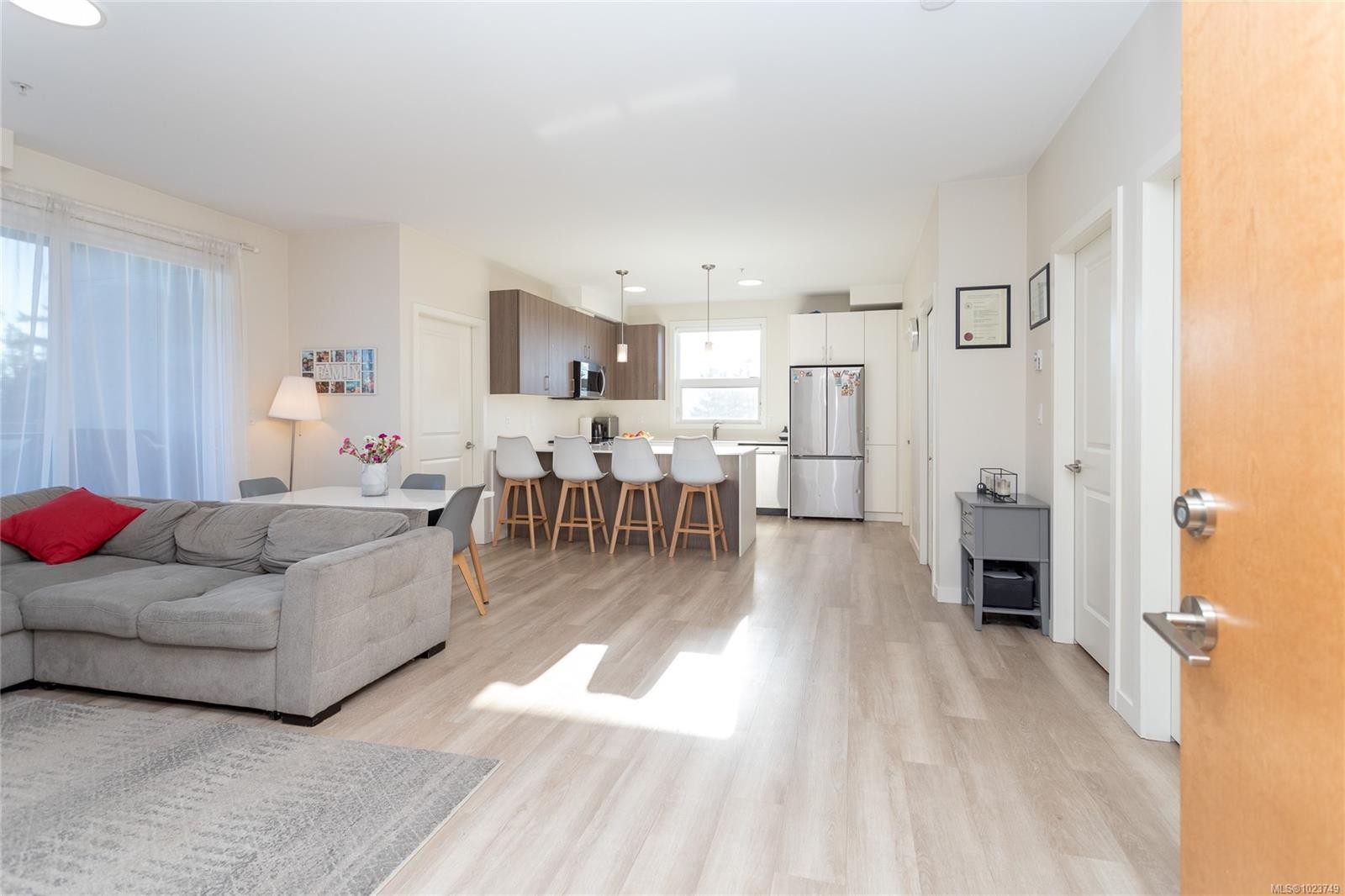 506-815 Orono Ave, Langford, BC - Indoor Photo Showing Living Room