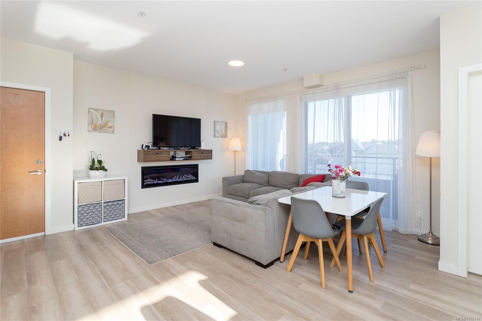 506-815 Orono Ave, Langford, BC - Indoor Photo Showing Living Room
