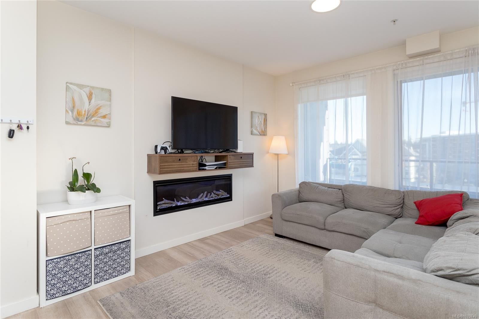 506-815 Orono Ave, Langford, BC - Indoor Photo Showing Living Room With Fireplace