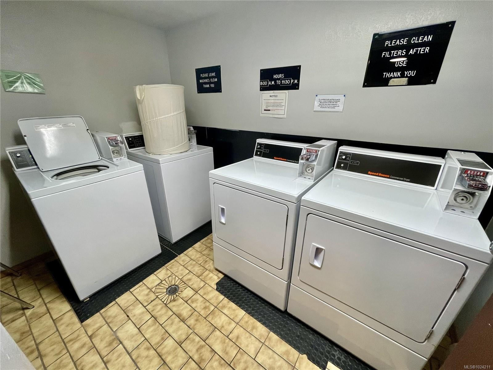 359-2930 Washington Ave, Victoria, BC - Indoor Photo Showing Laundry Room