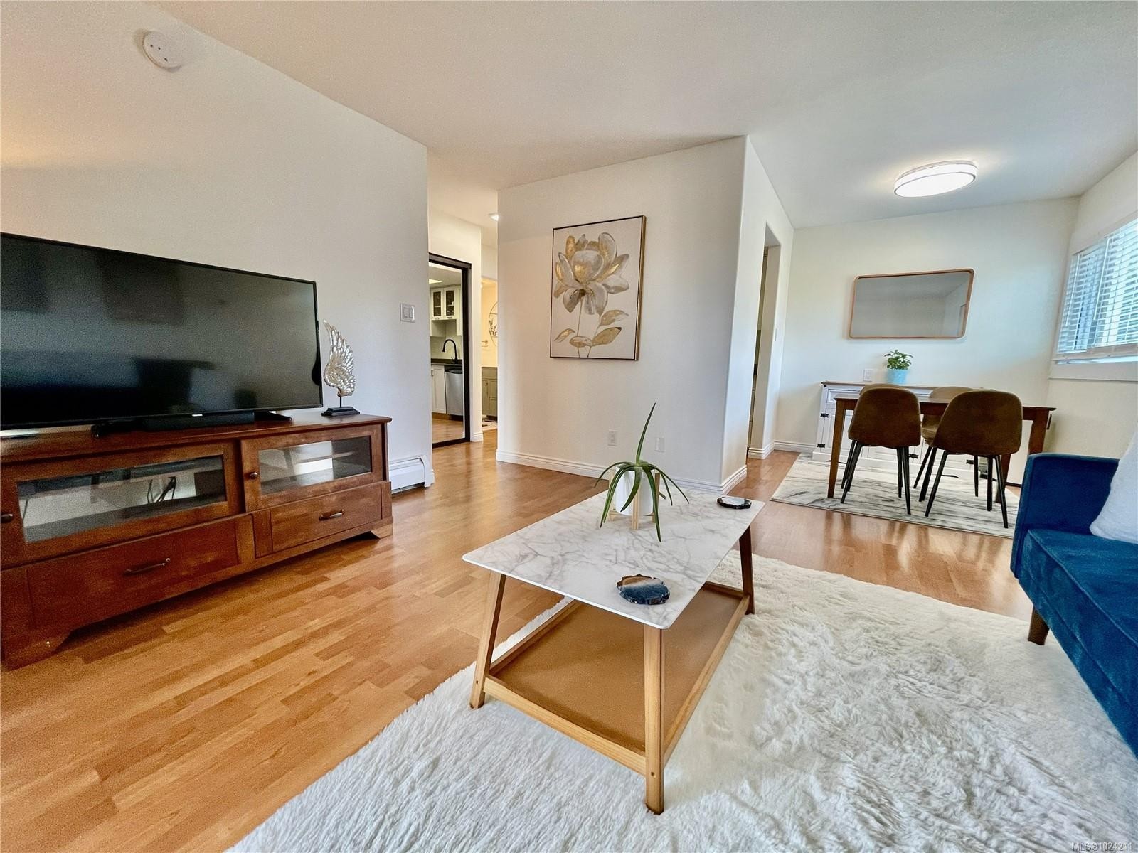 359-2930 Washington Ave, Victoria, BC - Indoor Photo Showing Living Room
