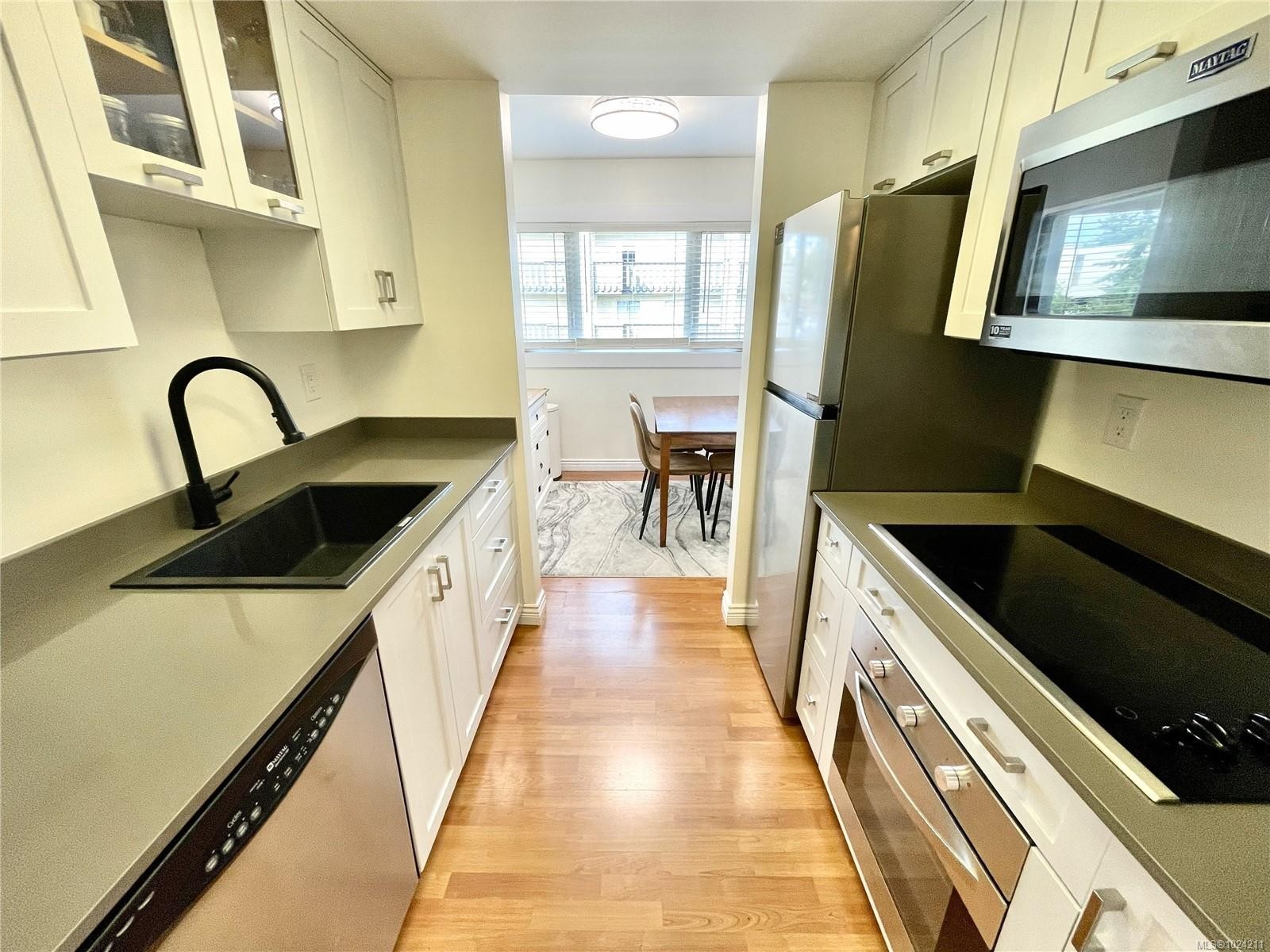 359-2930 Washington Ave, Victoria, BC - Indoor Photo Showing Kitchen