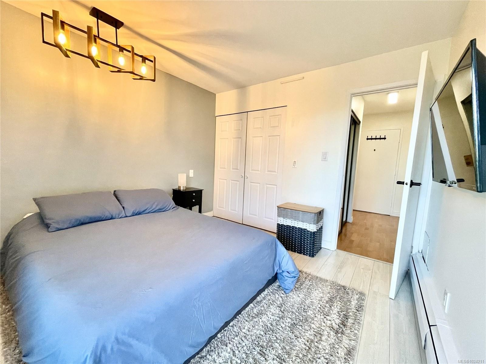 359-2930 Washington Ave, Victoria, BC - Indoor Photo Showing Bedroom